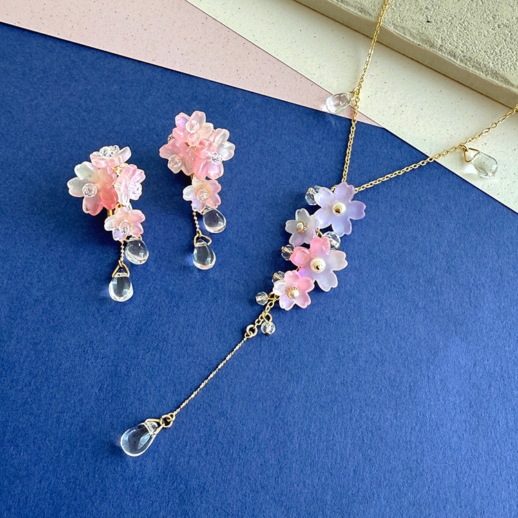 ハンドメイドアクセサリー あすか 夏の耳元を涼やかに演出。ガラスの表情が魅力的な「Asuka Shimada」の