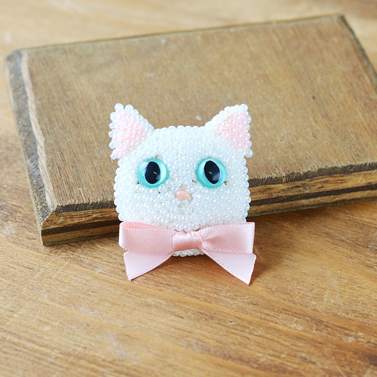 MIYUKI / かぎ針で編むビーズ編みの猫ブローチキット / 白猫 | ビーズ