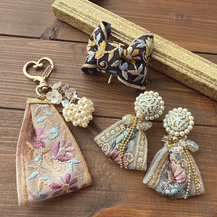 インド刺繍リボン 小花柄 / BK | ビーズ・パーツなどのハンドメイド 