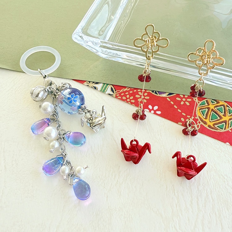 鶴チャームの和風アクセサリー | ビーズ・パーツなどのハンドメイド
