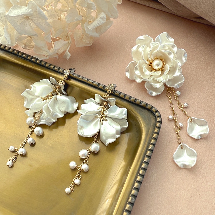 ホワイトペタルアクセサリー | ビーズ・パーツなどのハンドメイド