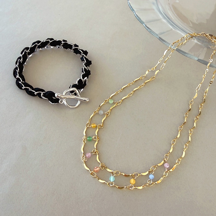 ニッケルフリーのブラックブレスレットとマルチカラーネックレス
