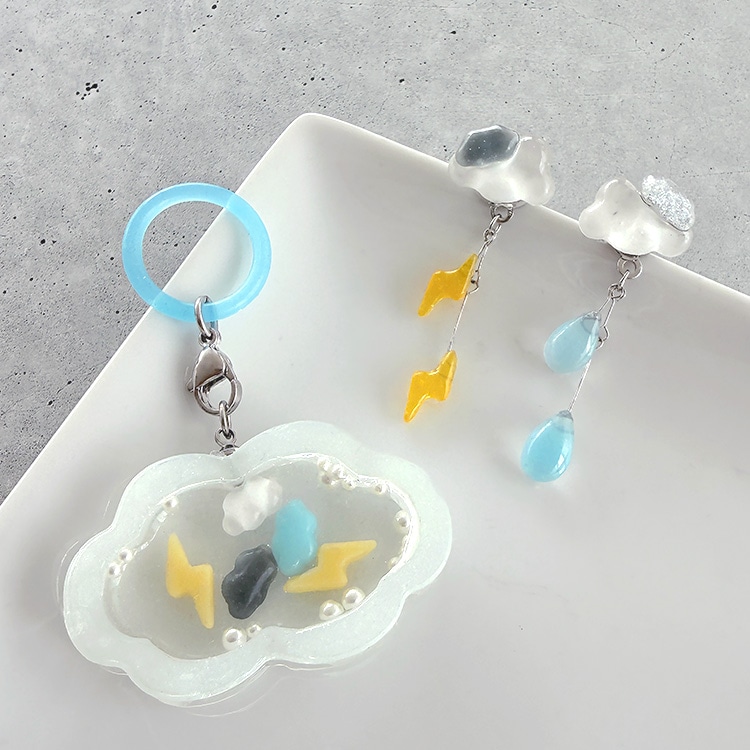 レジンで作る 気まぐれお空アクセサリー | ビーズ・パーツなどの