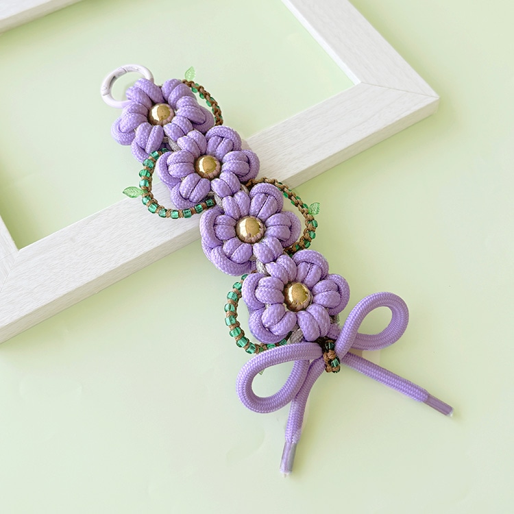ツタ付きフラワーキーホルダー | ビーズ・パーツなどのハンドメイド