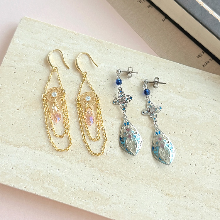 透かし台座パープルピアスNo.2 透かし蝶とパープル系クリスタルの