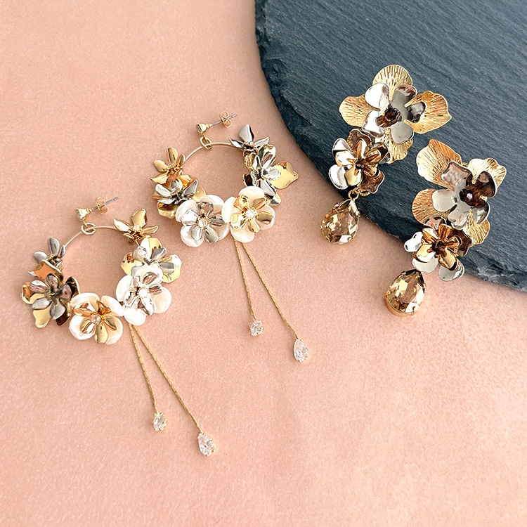 コンビカラーフラワーピアス | ビーズ・パーツなどのハンドメイド