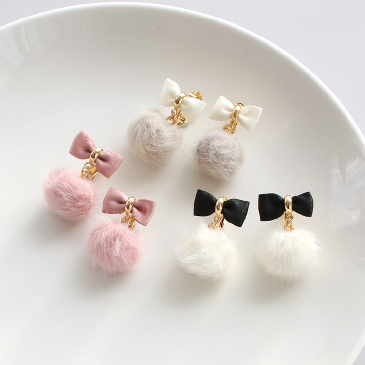E-815) リボン×フェイクファーイヤリング | ビーズ・パーツなどの