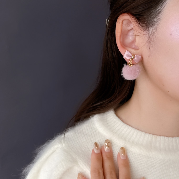 E-815) リボン×フェイクファーイヤリング | ビーズ・パーツなどの