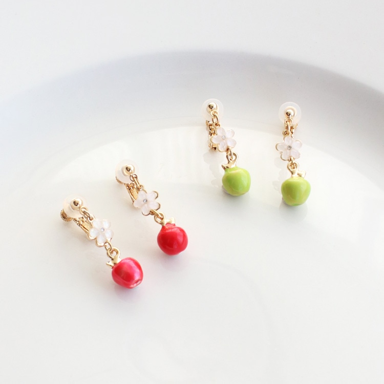 E-834) フラワー×リンゴイヤリング | ビーズ・パーツなどの