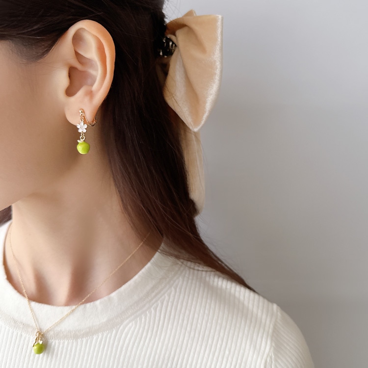 E-834) フラワー×リンゴイヤリング | ビーズ・パーツなどの