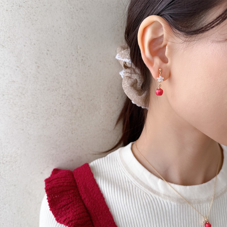 E-834) フラワー×リンゴイヤリング | ビーズ・パーツなどの