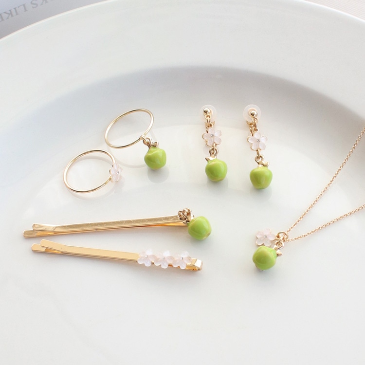 E-834) フラワー×リンゴイヤリング | ビーズ・パーツなどの