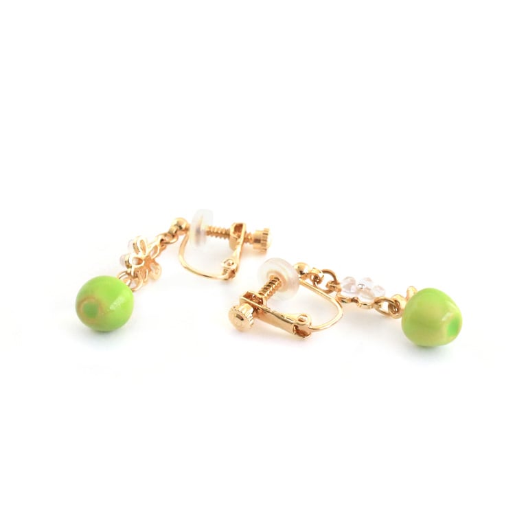 E-834) フラワー×リンゴイヤリング | ビーズ・パーツなどの