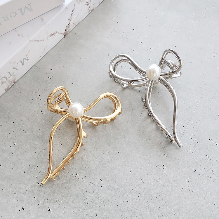 1202】リボン型ピアス 花モチーフ付き 1202】リボン型ピアス 花