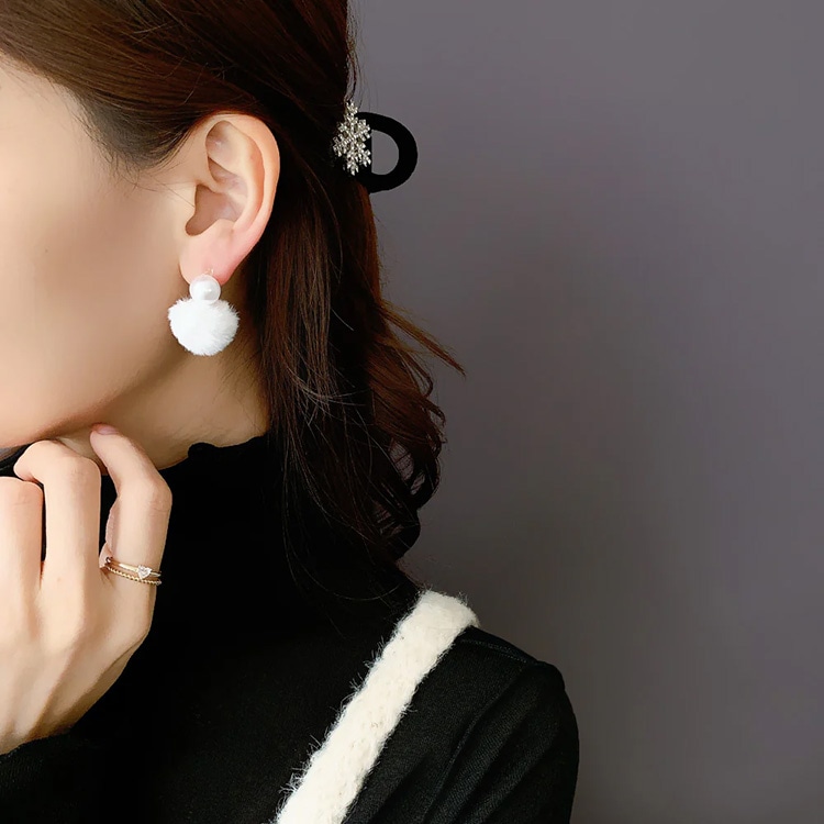 E-689) フェイクファー樹脂イヤリング | ビーズ・パーツなどの