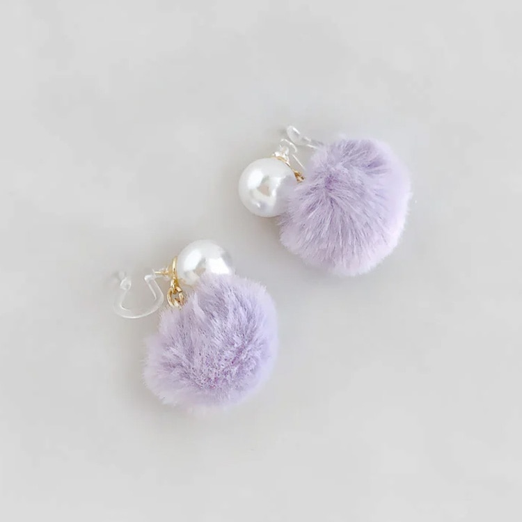 E-689) フェイクファー樹脂イヤリング | ビーズ・パーツなどの