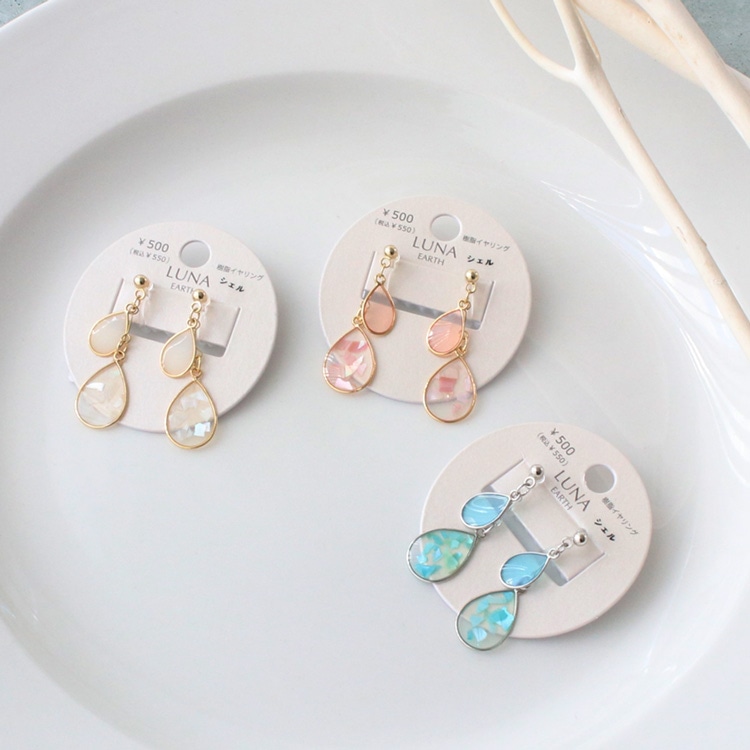 E-778) 揺れるシェル封入クリアドロップ樹脂イヤリング | ビーズ