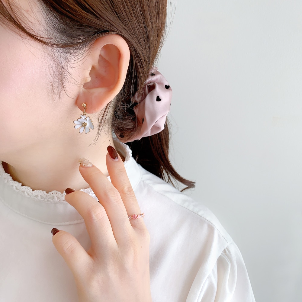 P-1071) フラワーモチーフ樹脂ピアス | ビーズ・パーツなどの