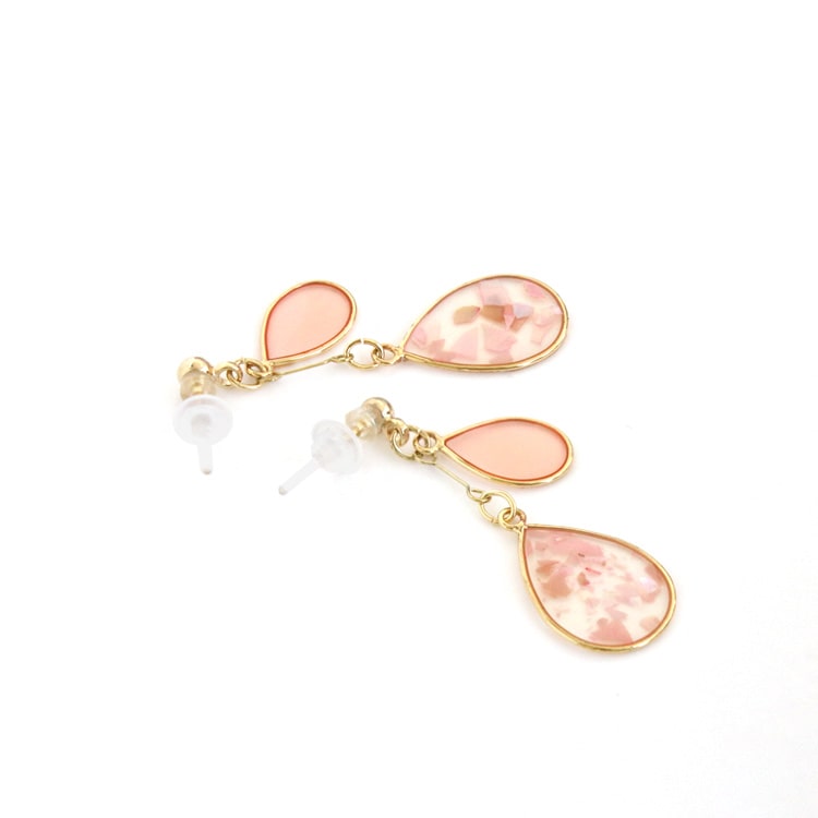 P-1122) 揺れるシェル封入クリアドロップ樹脂ピアス | ビーズ
