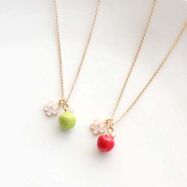 N-395) フラワー×リンゴネックレス | ビーズ・パーツなどの