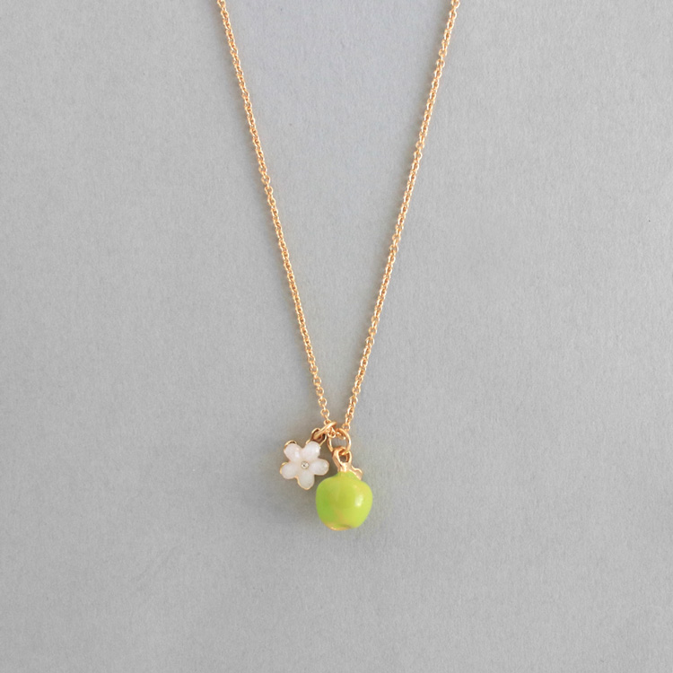 N-395) フラワー×リンゴネックレス | ビーズ・パーツなどの