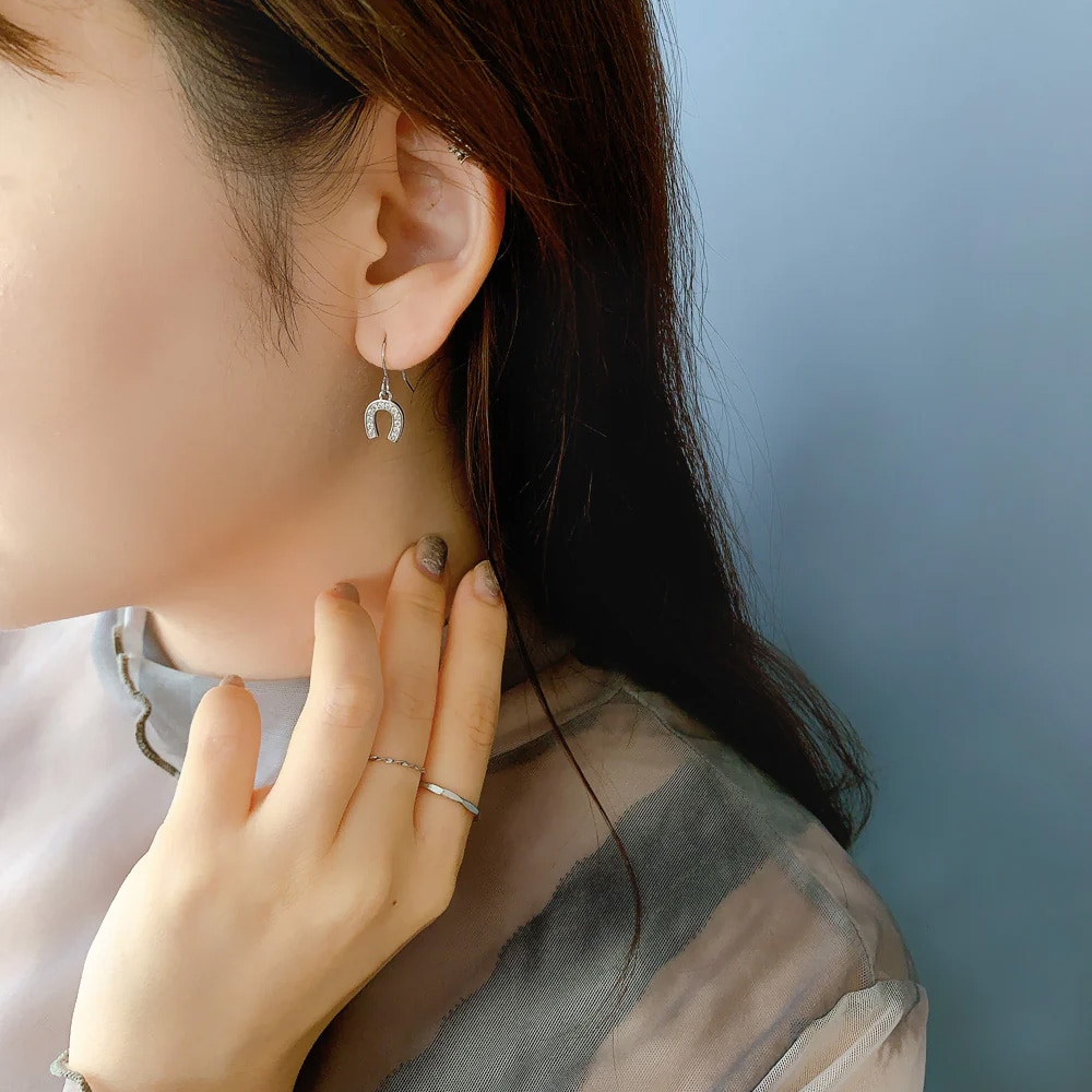 P-933) ホースシューフックピアス / ニッケルフリー / キュービック