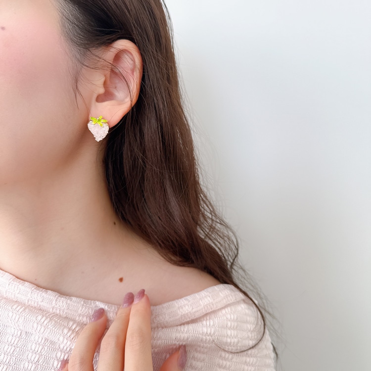 P-1212) いちごチタンピアス | ビーズ・パーツなどのハンドメイド