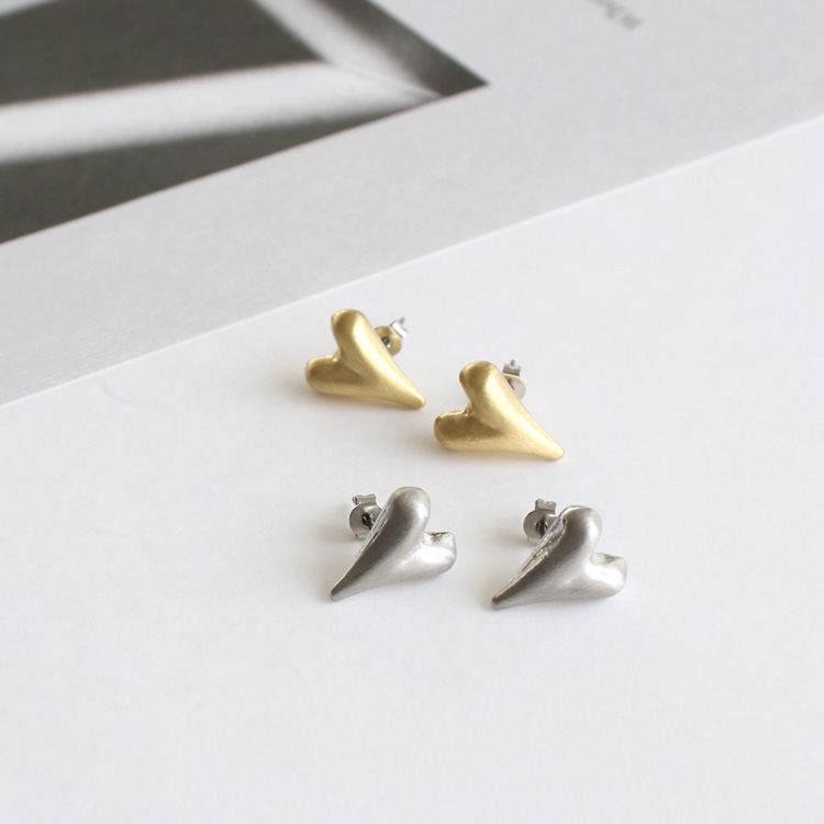 P-1189) マットハートチタンピアス | ビーズ・パーツなどの