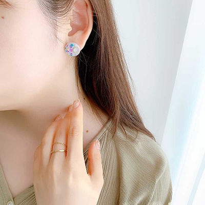P-818) ぷっくり封入フラワーチタンピアス | ビーズ・パーツなどの 