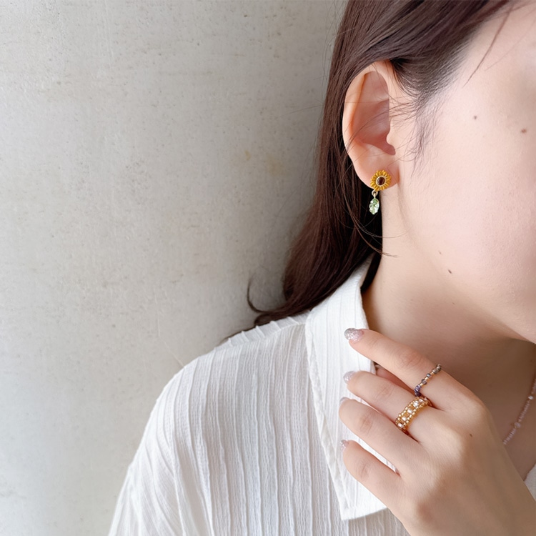 P-1123) ひまわりチタンピアス | ビーズ・パーツなどの