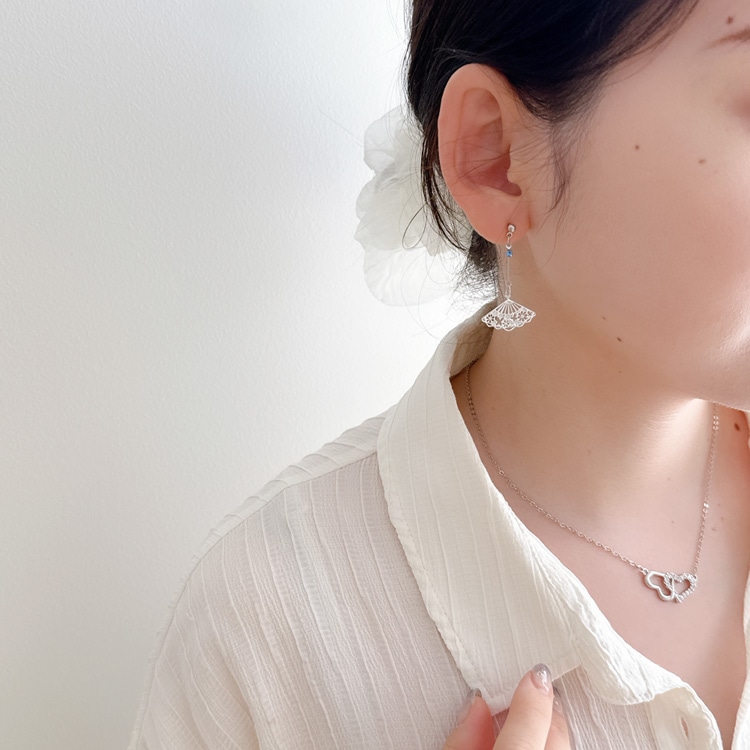 P-1139) 扇子×バタフライチタンピアス | ビーズ・パーツなどの