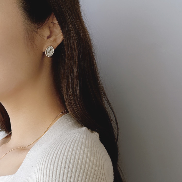 P-1149) クラシカルオーバルチタンピアス / フラワー | ビーズ・パーツ