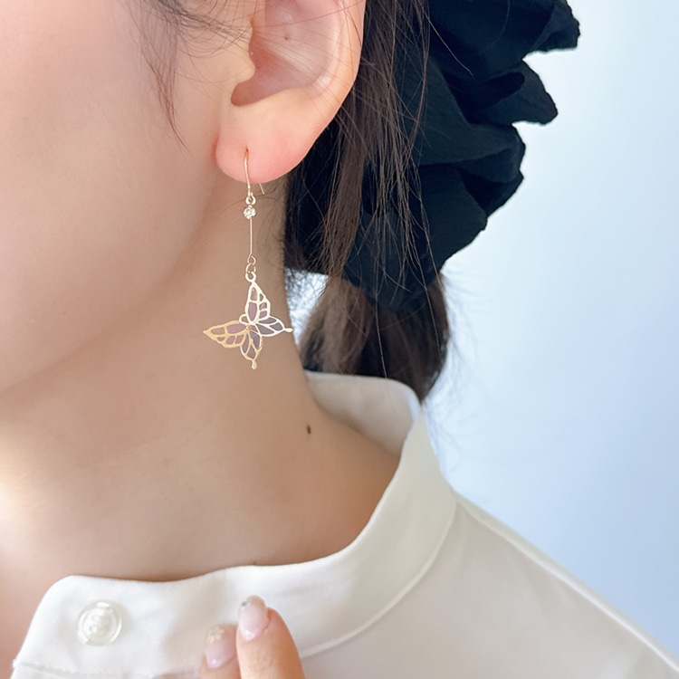 P-1217) 揺れるバタフライフックピアス | ビーズ・パーツなどの