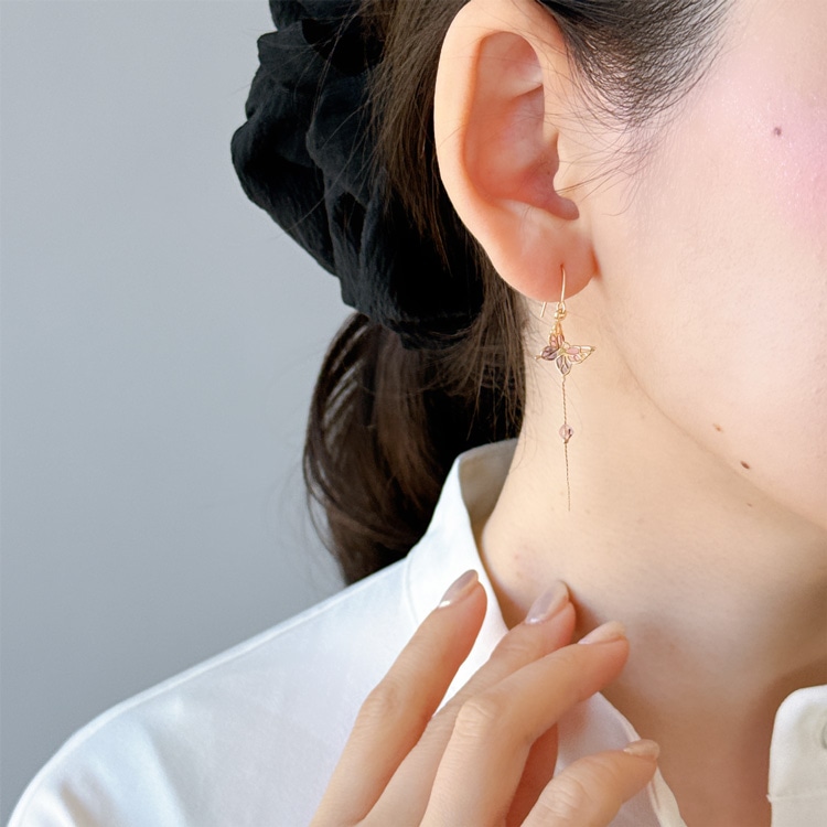 P-1217) 揺れるバタフライフックピアス | ビーズ・パーツなどの