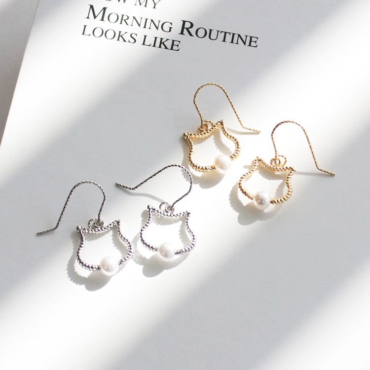 P-1201) ネコ×パールピアス | ビーズ・パーツなどのハンドメイドパーツ