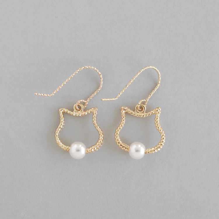 P-1201) ネコ×パールピアス | ビーズ・パーツなどのハンドメイドパーツ