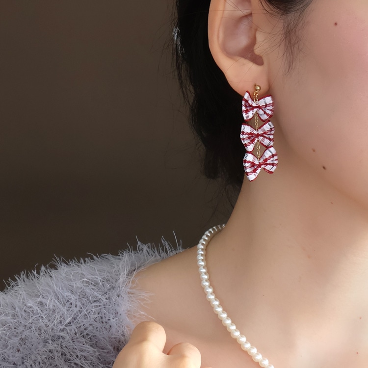 P-1267) クリスマスチェックリボンチタンピアス | ビーズ・パーツなど