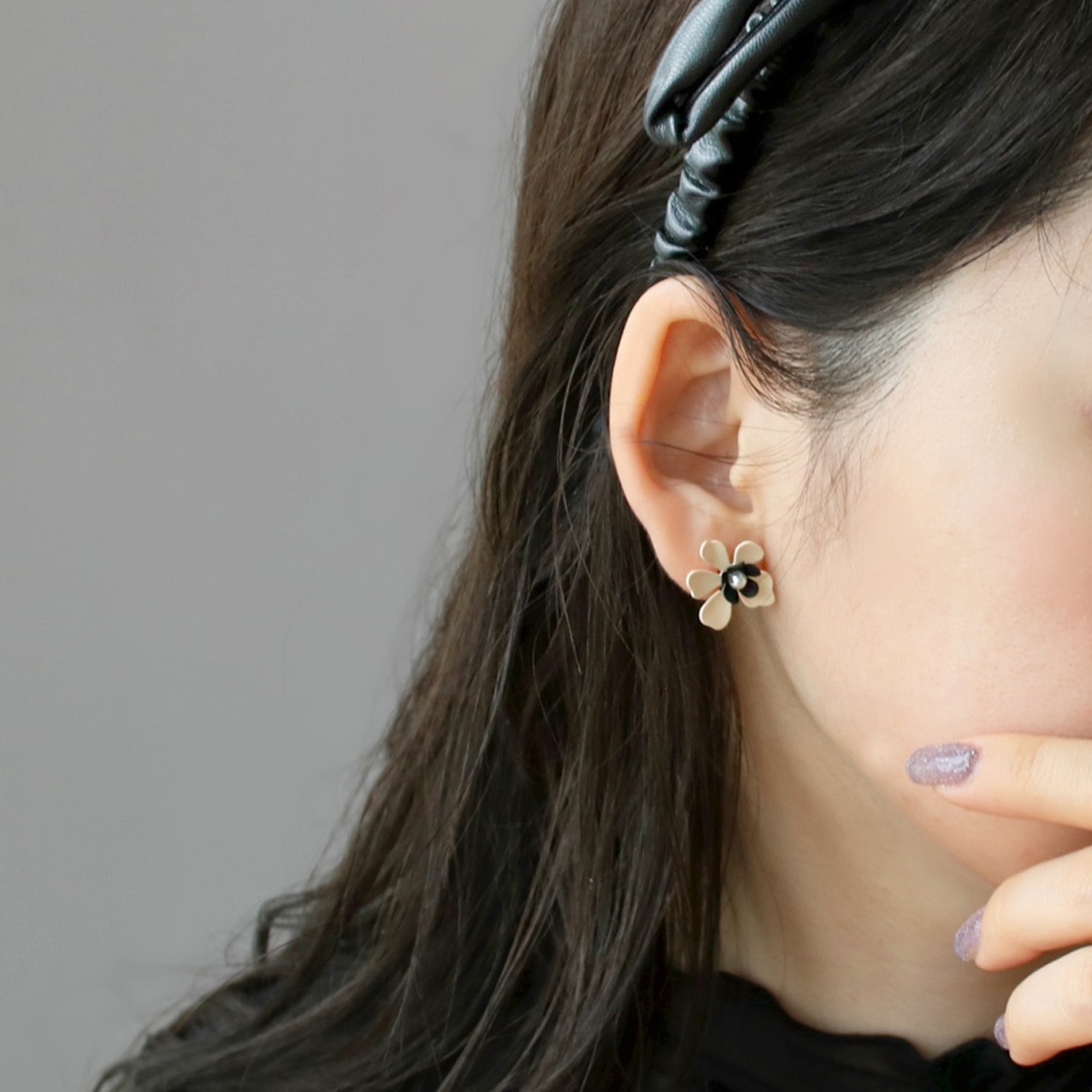 P-1114) マットフラワーチタンピアス | ビーズ・パーツなどの