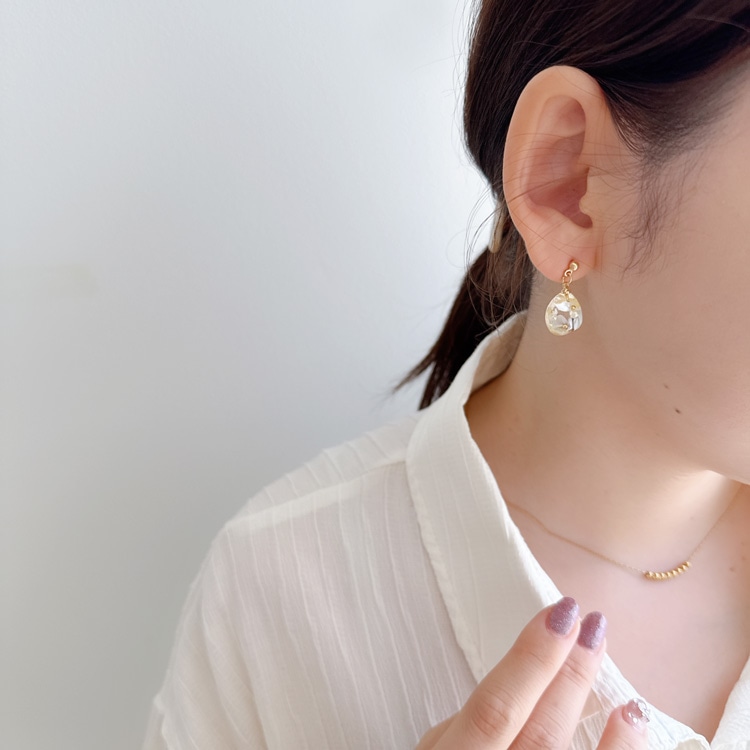 P-1121) シェル封入クリアドロップチタンピアス | ビーズ・パーツなど