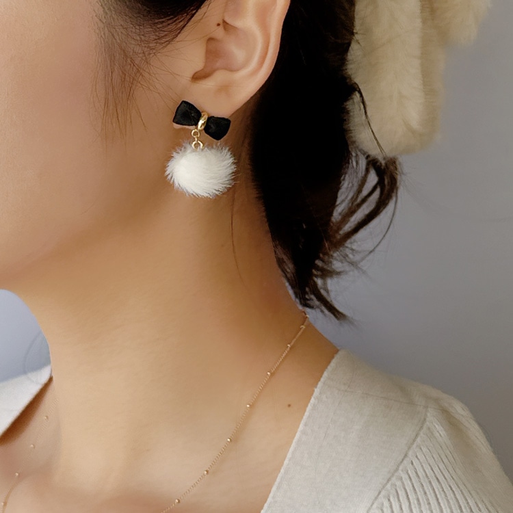 P-1151) リボン×フェイクファーチタンピアス | ビーズ・パーツなどの