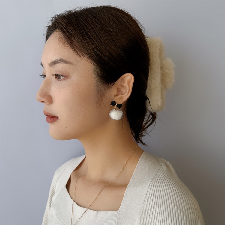 P-1151) リボン×フェイクファーチタンピアス | ビーズ・パーツなどの