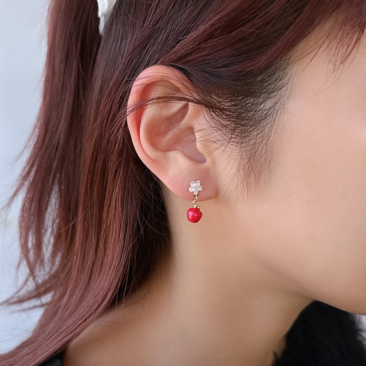 P-1174) フラワー×リンゴチタンピアス | ビーズ・パーツなどの