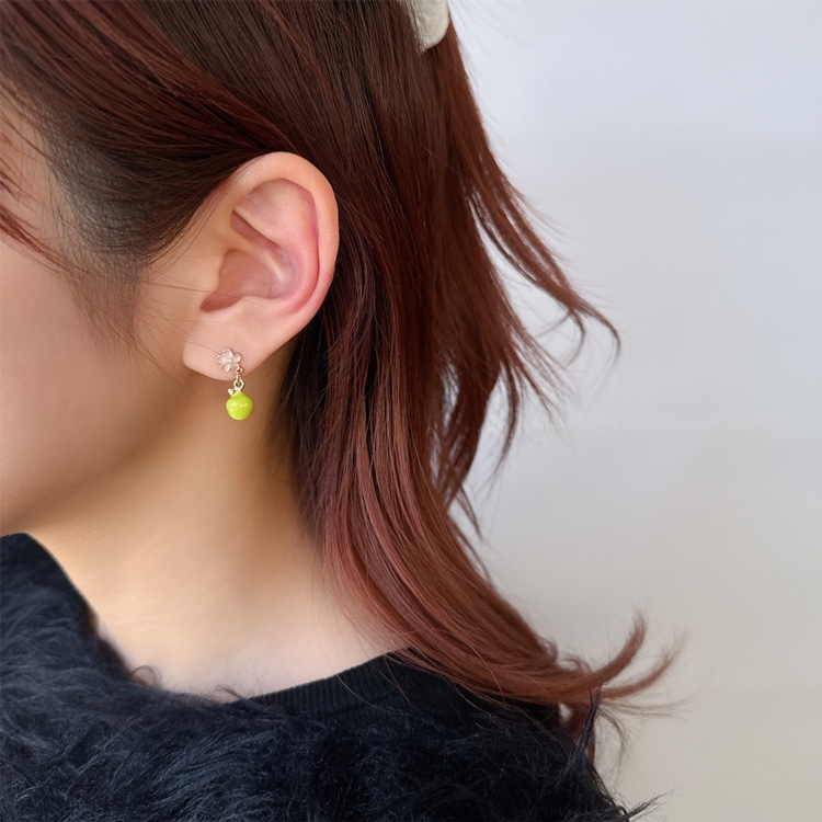 P-1174) フラワー×リンゴチタンピアス | ビーズ・パーツなどの