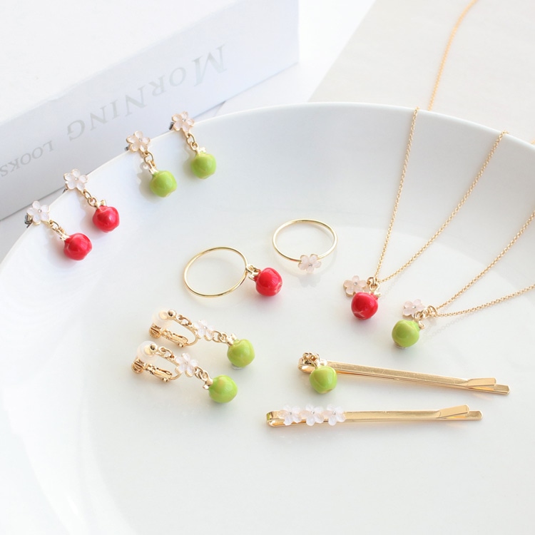 P-1174) フラワー×リンゴチタンピアス | ビーズ・パーツなどの