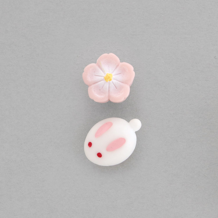 C-407) うさぎ×桜セットブローチ | ビーズ・パーツなどのハンドメイド