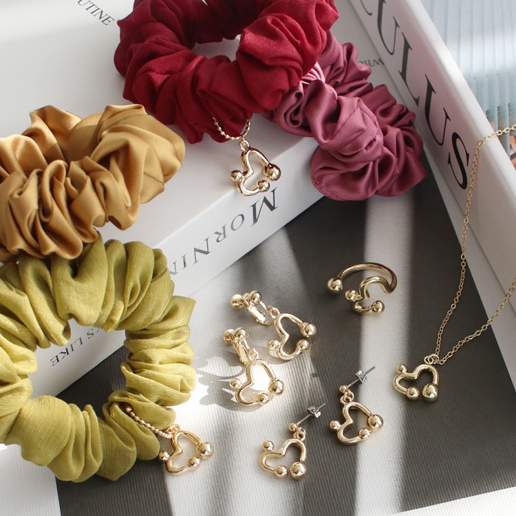 S-680) ハートチャーム付シュシュ | ビーズ・パーツなどのハンドメイド