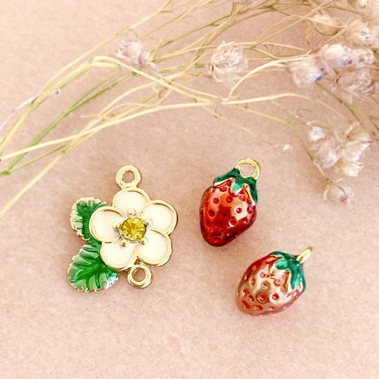575【10個】お花×ミニミニいちご風チャーム　ハンドメイド素材パーツコネクター チャーム（つなぎパーツ）フラワー(エポ入） / WH・G5 | ビーズ