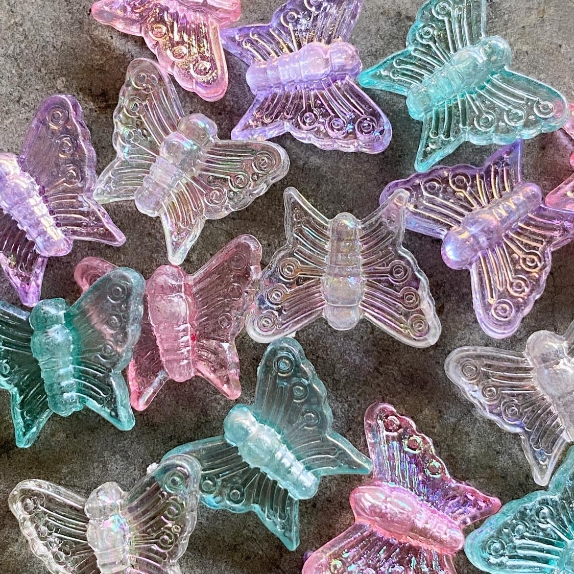 アクリル 蝶々ビーズ（オーロラ） ミックス（MA） 約13×16mm｜樹脂素材