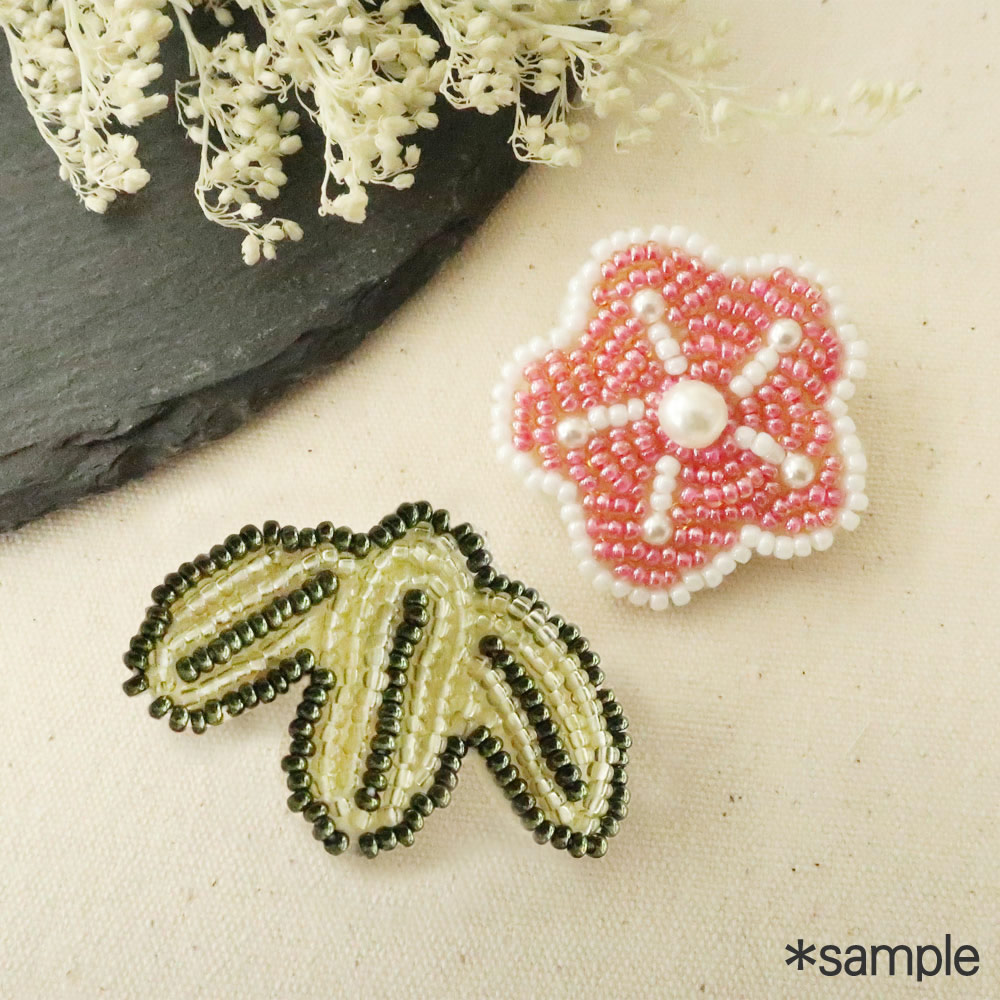 ビーズ刺繍 松のブローチ | ビーズ・パーツなどのハンドメイドパーツ