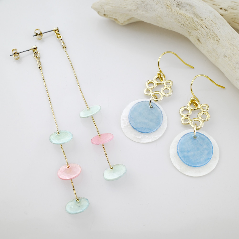 カラーシェルプレートピアス | ビーズ・パーツなどのハンドメイド